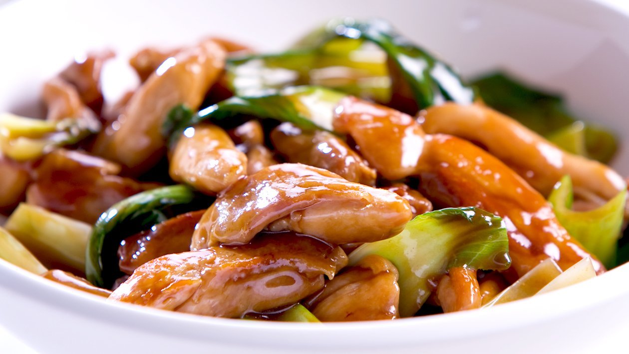 蜜汁酱炒鸡肉配亚洲蔬菜